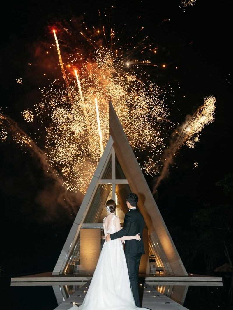 婚礼上放烟花!(IG/@jacquelinchng)
