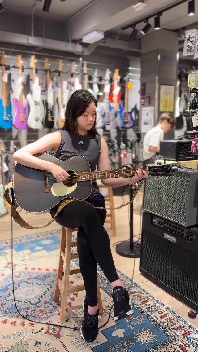 弹结他。(IG@aspenlaumusic)