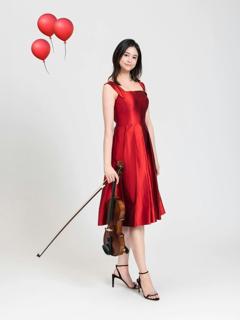 拉小提琴。(IG@aspenlaumusic)