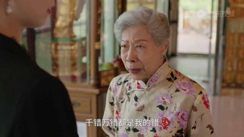罗兰被「推落」楼梯。