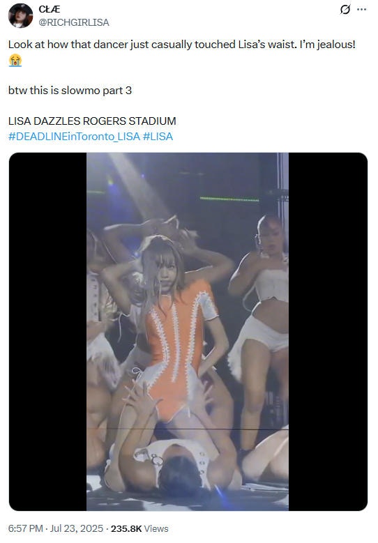 Lisa与男舞者的互动亦相当大胆,其中一幕她蹲下任由对方抚摸身体,瞬间炒热全场气氛,让粉丝看了好害羞。(X@RICHGIRLISA)