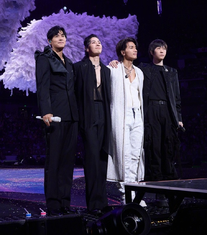 言承旭 x 吴建豪 x 周渝民 x 五月天阿信《F✦FOREVER 恒星之城 巡回演唱会》世纪同台。(微博@阿信)