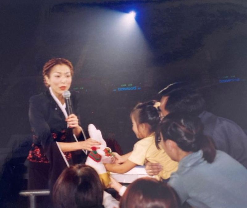 黎纪君五岁已成为郑秀文忠粉,童年睇演员会送公仔的画面亦被捉保留下来。