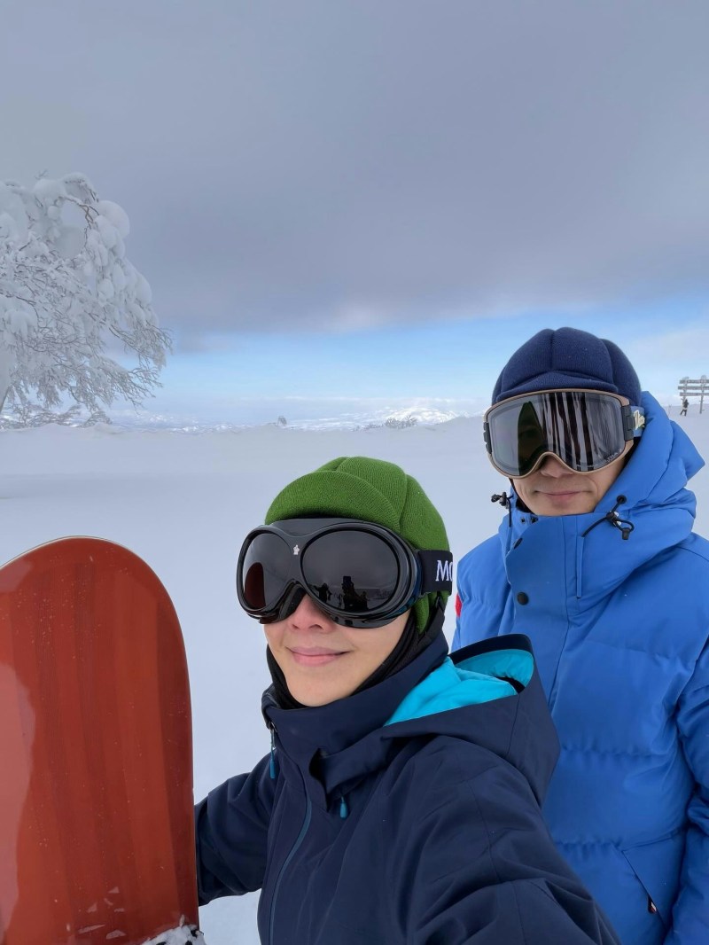 梁朝伟带上刘嘉玲曾飞日本滑雪。(IG@carinalau1208)