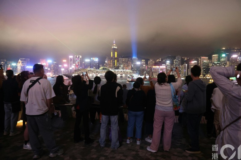 旅发局原计划于山顶卢吉道及夏力道一带,推出灯影效果项目,于步行径部分指定位置设置小型灯光装置,并配合「香港缤纷冬日巡礼」举办的全新光影汇演一并推出,取代「幻彩咏香江」。