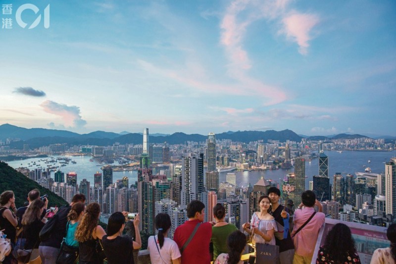 香港山顶步道灯光装置引发争议,旅发局承诺倾听民意并优化方案 香港山顶步道灯光装置引发争议,旅发局承诺倾听民意并优化方案