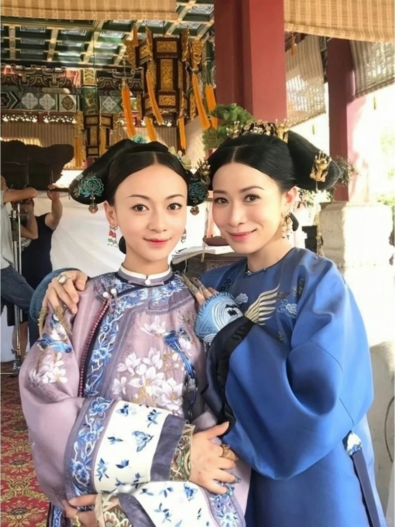 吴谨言在宫斗剧《延禧攻略》中同佘诗曼饰演的「娴妃」是情敌,更是死对头,但在戏外两人则是好友。