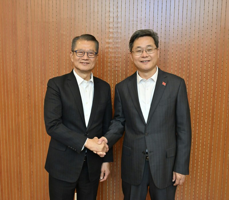 财政司司长陈茂波与国家财政部部长蓝佛安(右)。