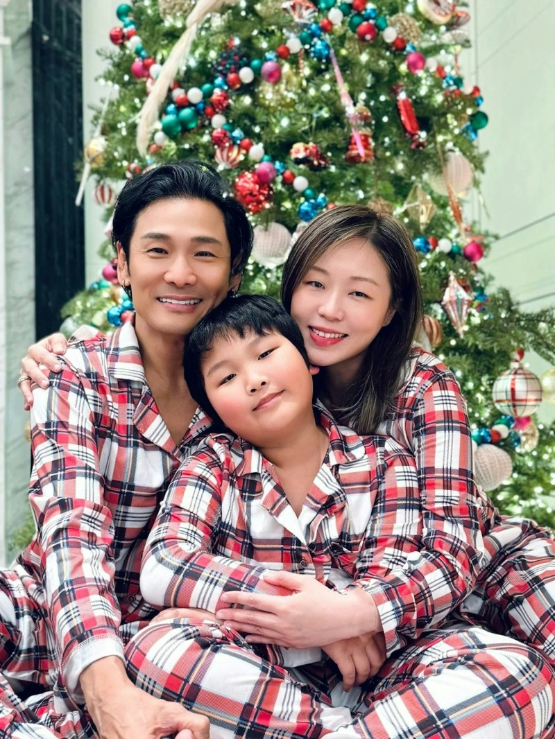 杜德伟于2012与年轻24岁的摄影师太太李晓冰结婚,婚后两人育有一子。