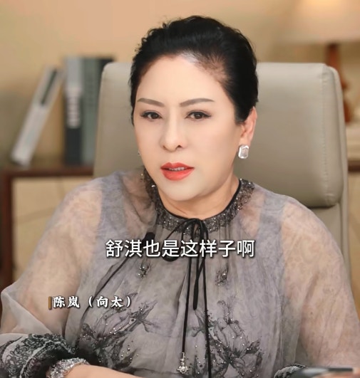 向太在影片结尾强调,在演艺圈这个名利场,能保持「真我」的人并不多。她列举了宁静、王菲、舒淇等女星,认为她们都是不屑于伪装的人,而李小冉正是其中之一。(小红书@向太Tiffany)