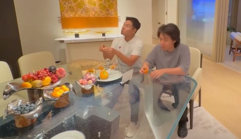 郭晋安与儿子郭令山一齐探索7,500呎的总统套房。(IG@onjai109)