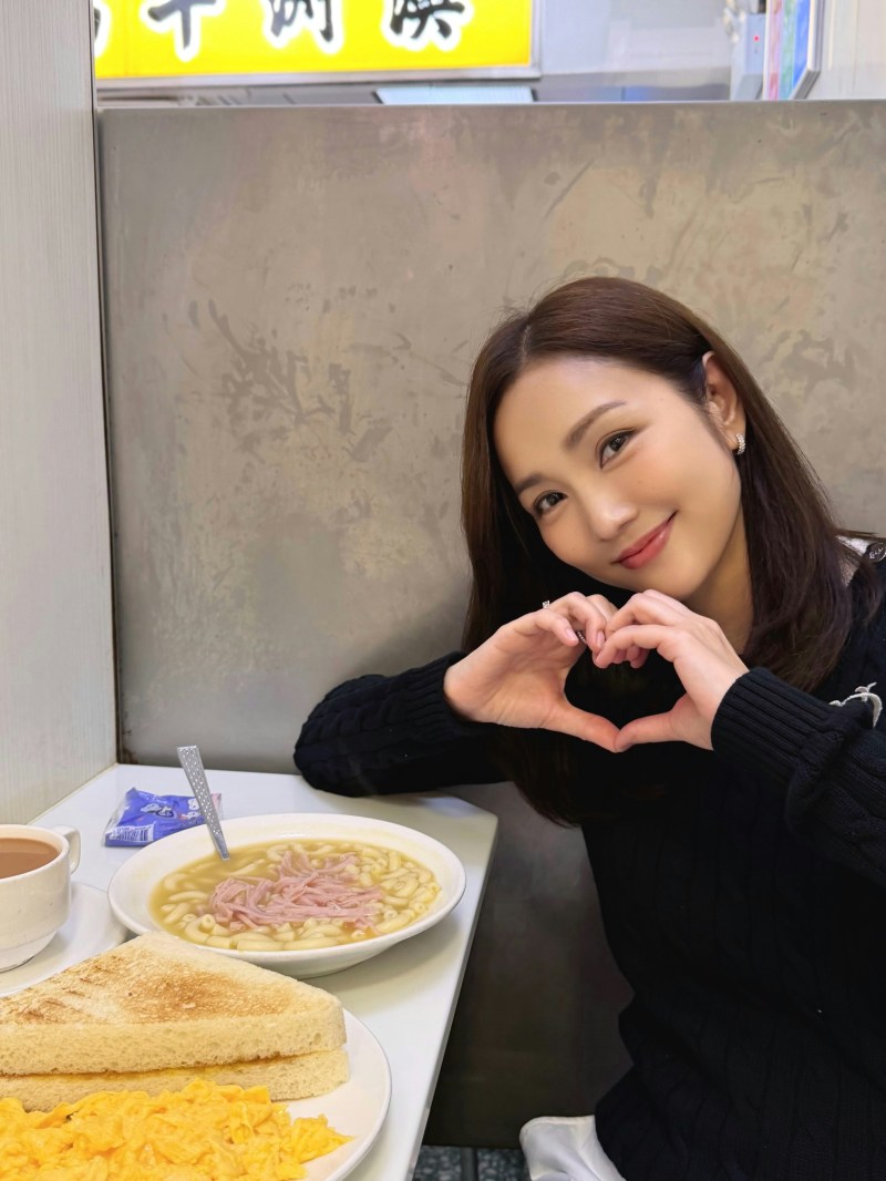谢安琪贴地现身茶记食早餐。(IG/@kaytse)