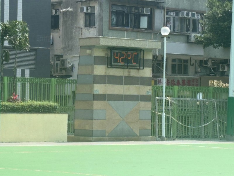 酷热天气警告至5月29日下午已连续生效逾78小时,上水石湖墟游乐场显示屏显示高温一度达43度,记者下午近2时到上水石湖墟游乐场了解,高温仍达42度。