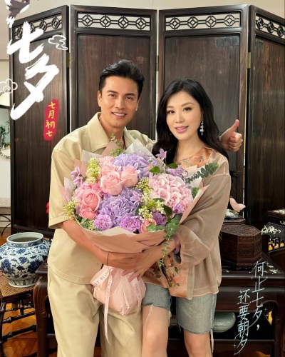 吕良伟携妻杨小娟乘私人飞机出游，近七旬身材健硕引热议-硕谷新闻聚合