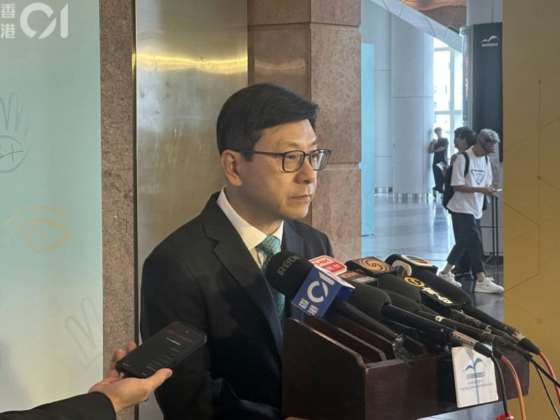 劳工及福利局局长孙玉菡指,本地经济持续扩张、营商气氛改善,以及访港旅客人次继续增长,料会为整体就业情况提供支持,尤其是与消费及旅游相关的行业。