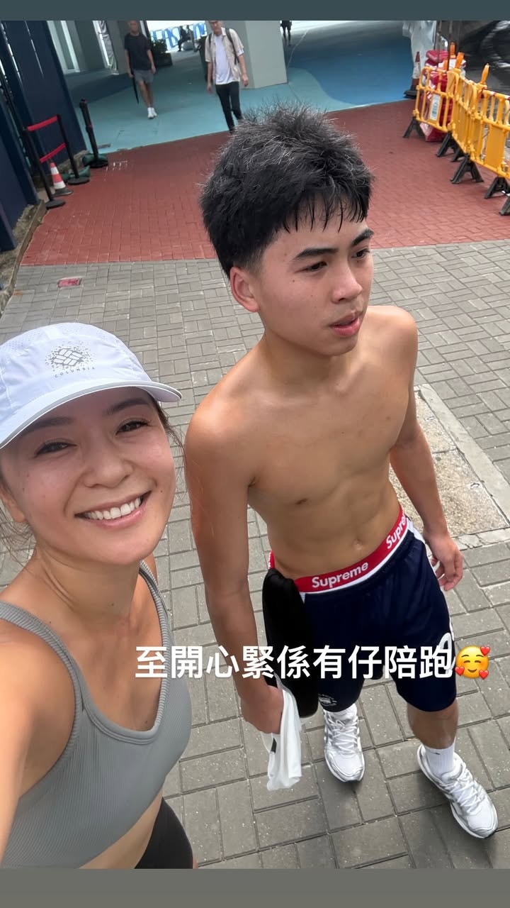 二仔陪妈妈跑步!(IG截图)