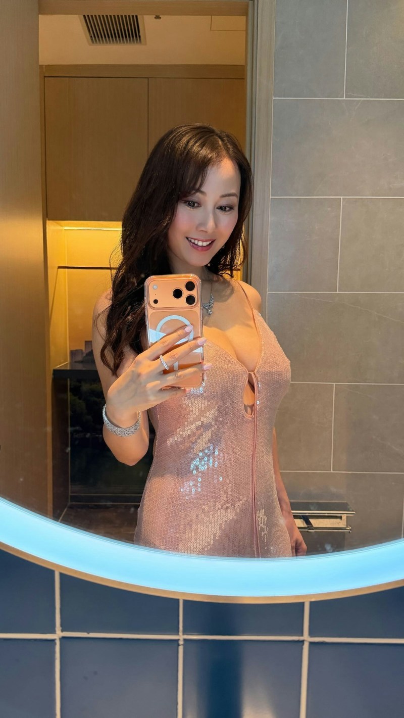 袁嘉敏战衣极大胆中门大开到肚脐。(ig@candy_kamanyuen)