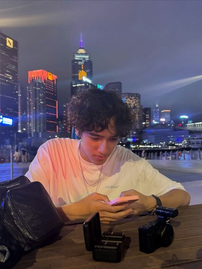 李克勤长子李立仁19岁帅照曝光撞脸李治廷，雪糕合照疑似恋情泄露-硕谷新闻聚合