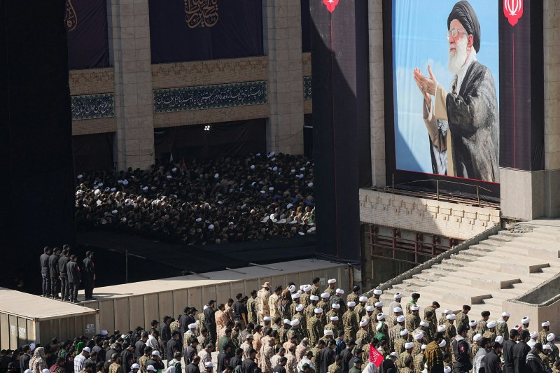 2026年7月5日,伊朗大量民众向已故最高精神领袖哈梅内伊(Ayatollah Ali Khamenei)致敬。