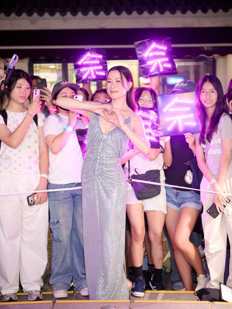 阿佘被粉丝逼爆包围,即场派心心一齐合影。(IG@Charmaine Sheh 佘诗曼)