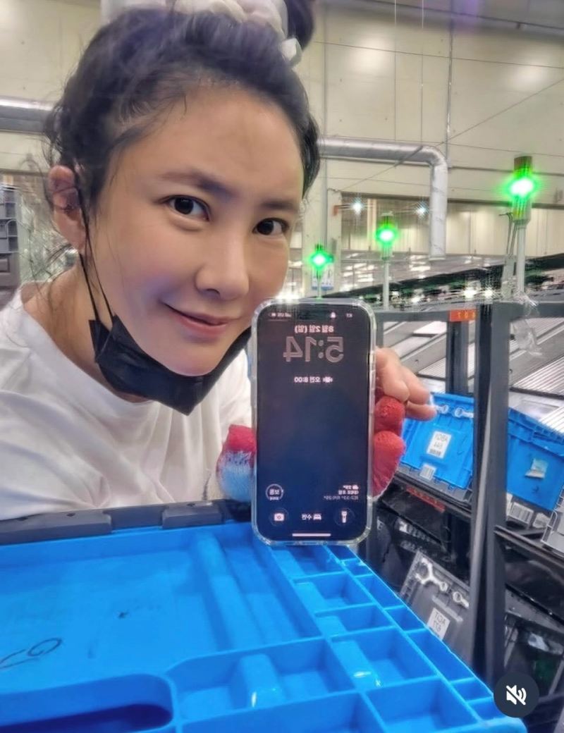 金世仁如今为维持生计,除了从事外送相关工作,也在物流中心打工。(IG@actkimsein)