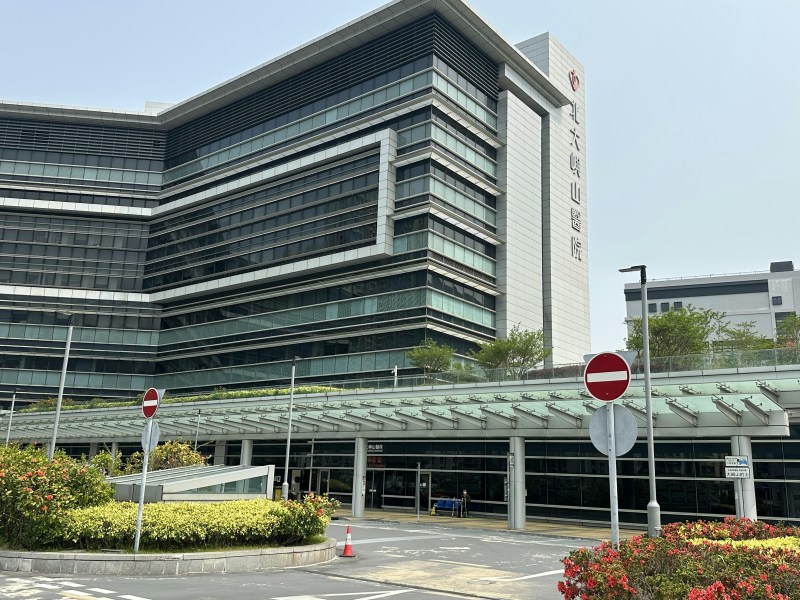 事主昏迷被送往北大屿山医院治理,其后被证实死亡。