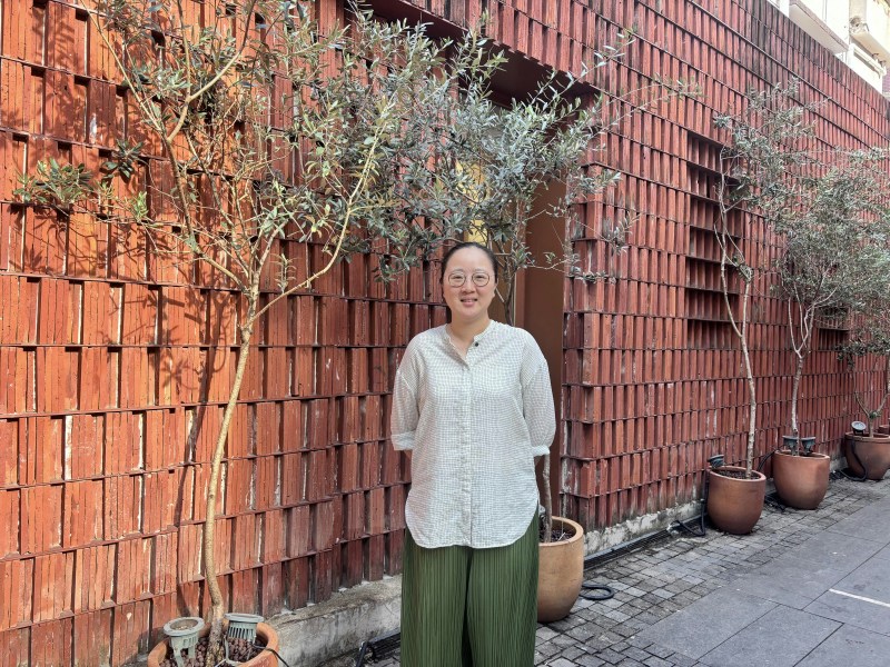 黄楠是南头古城改造项目负责人,「我从改造的时候就是这个项目的负责人,规划设计、建造,再到运营——招商、品牌企划、活动策划、街区物业管理,整个环节都要负责。」