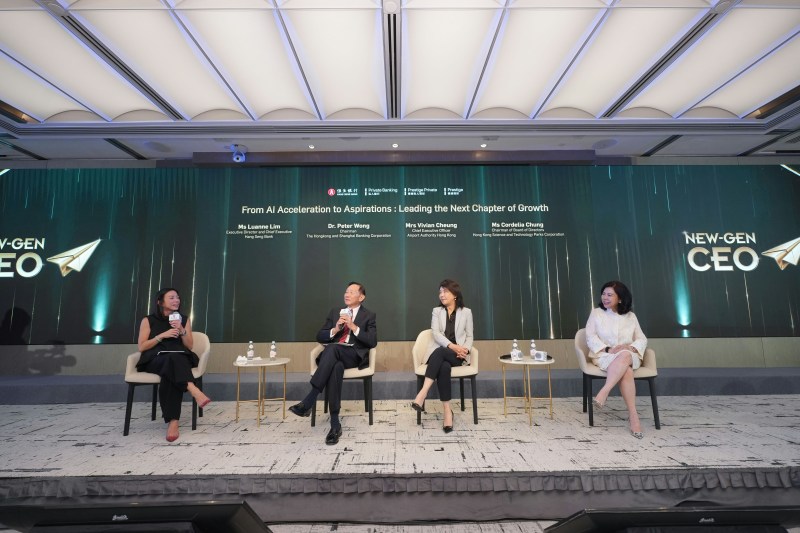 「恒生新生代CEO启蒙课程2026」于早前举行毕业典礼,其中包括专题对谈环节。对谈环节由恒生银行执行董事兼行政总裁林慧虹主持,并邀请到香港上海滙丰银行有限公司主席王冬胜博士、香港机管局行政总裁张李佳蕙、香港科技园公司董事会主席钟郝仪参与。