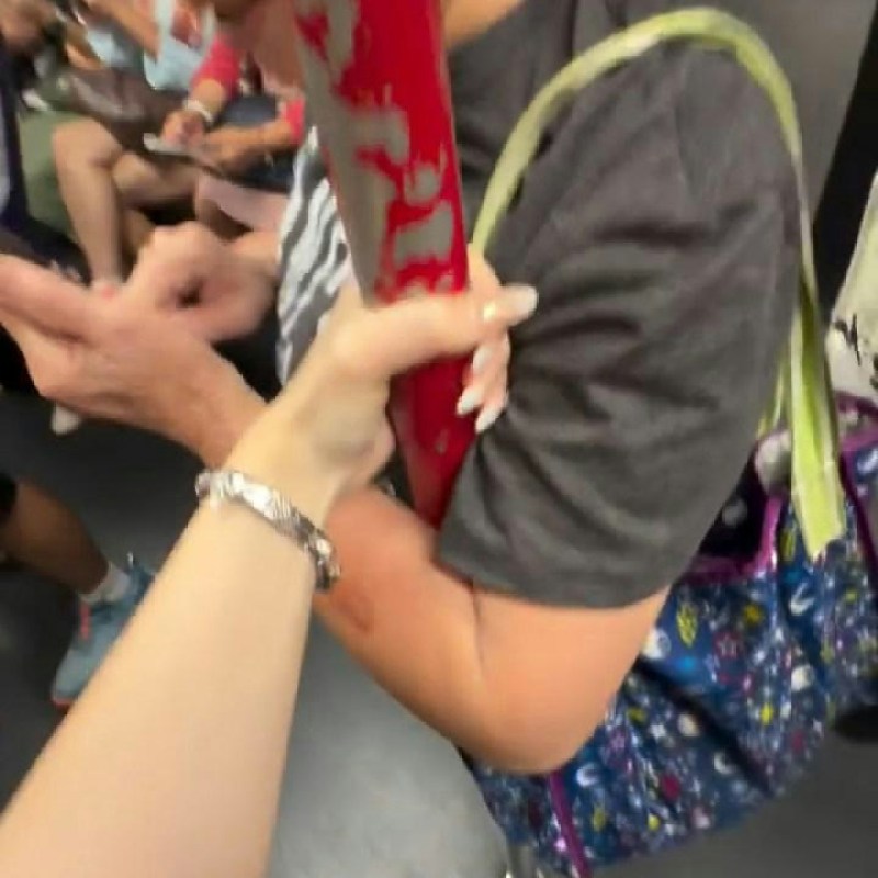 港铁车厢老妇霸占扶手致乘客难用，女子一招化解获网民称赞-硕谷新闻聚合