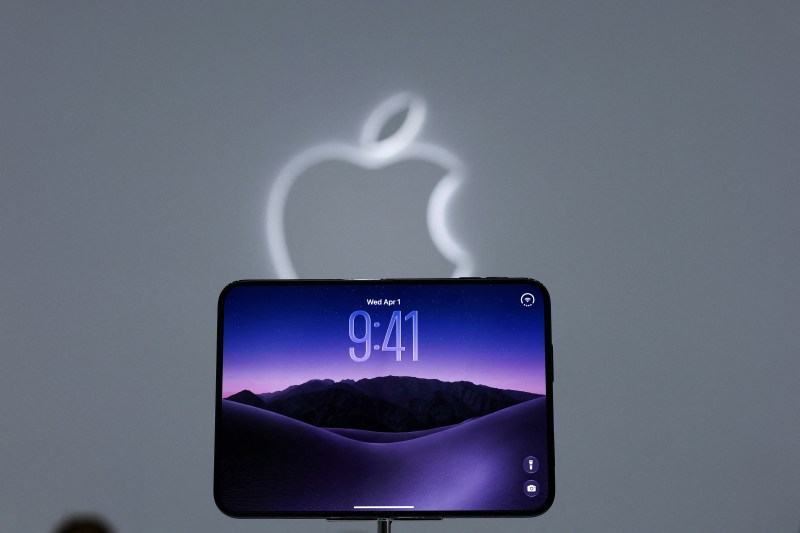 2026年9月9日,美国加州,苹果公司在产品发布会中展示新款的折叠iPhone Duo。