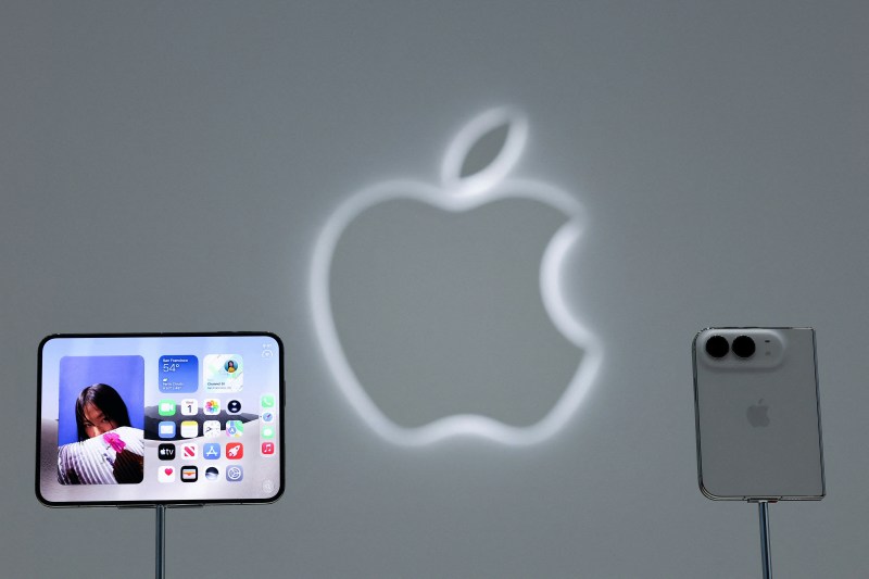 2026年9月9日,美国加州,苹果公司在产品发布会中展示新款的折叠iPhone Duo。