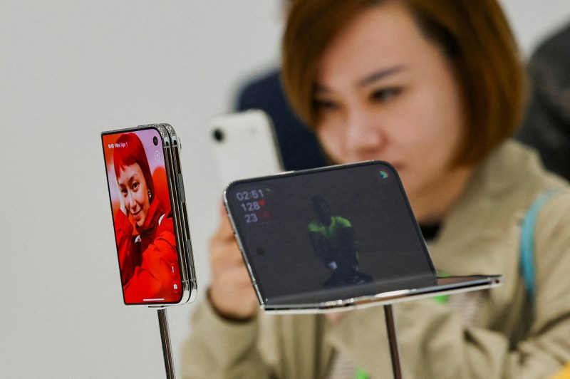 2026年9月9日,美国加州,苹果公司的产品发布会上,图为新款的可折叠iPhone Duo。