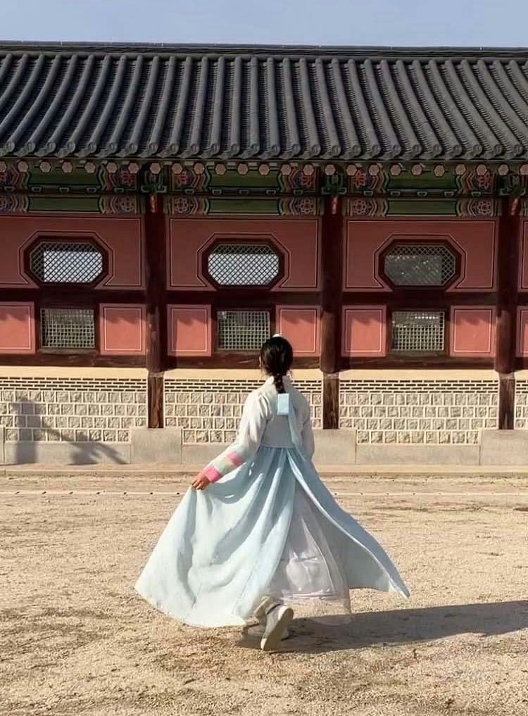 钰涵在一年级时曾参加环球服务之旅,前往南韩提供社会服务。这次经历让她更深入了解文化差异以及韩国人民的基本需要。