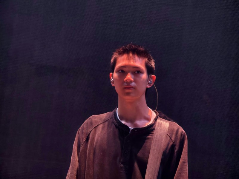 「魔童」一头清爽短发,五官轮廓更突出。