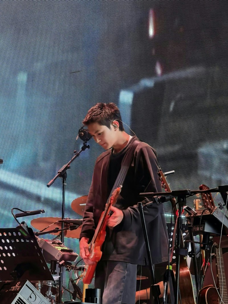 Chilam与靓靓的儿子魔童,近日在Chilam演唱会上夹Band。