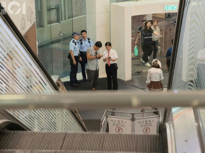 荃湾千色汇二期有男子乘搭扶手电梯时,怀疑失足跌伤,商场围封涉事电梯,有警员在场调查。