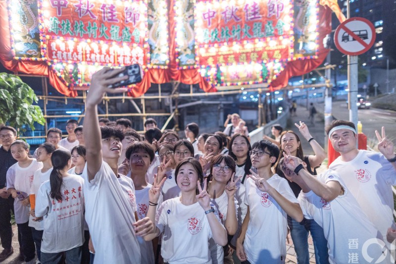 来自香港中文大学等大专院校及中小学的年轻学生亲身走入薄扶林村,落手落脚舞动火龙。