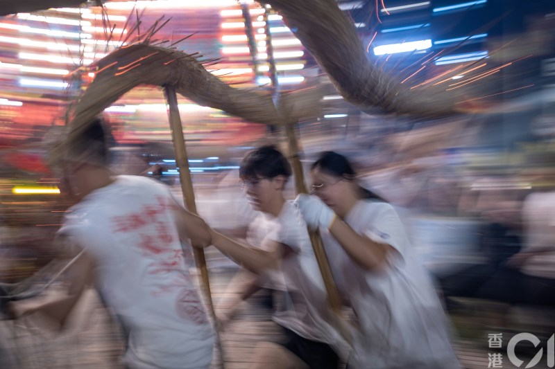学生们亲身走入薄扶林村,落手落脚舞动火龙。