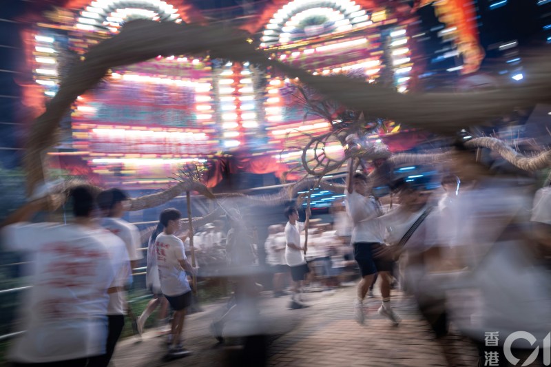 学生们亲身走入薄扶林村,落手落脚舞动火龙。