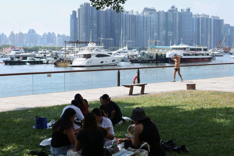 天文台10月20日预测香港部份地区于10月21日极端酷热;图为2026年9月27日,高空反气旋为本港带来晴朗及酷热天气。