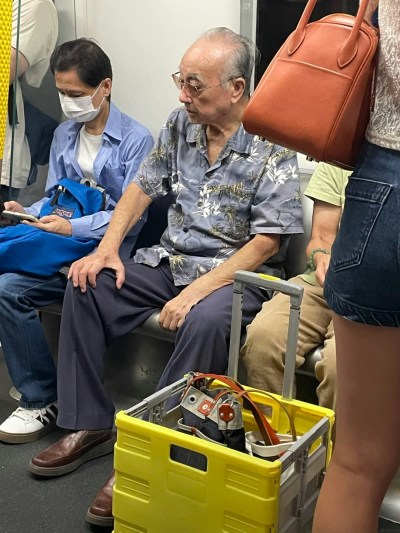 84岁卢海鹏地铁偶遇近况曝光：独居生活简朴接地气，儿子罕见现身后台-硕谷新闻聚合