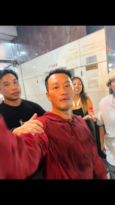吳浩康街頭打掉路人手機惹熱議 網民一面倒支持本尊霸氣回覆：我從未自稱紳士-硕谷新闻聚合