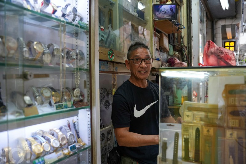 身为资深钟表工匠,柯先生坚守专业原则,明言拒绝维修任何赝品。他指,市面上的假表零件质素参差,维修后极易再次故障。