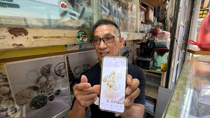 柯先生表示,维修劳力士的保养收费约为2,000元,不仅每次都会将机芯拆解洗油,更会拍照作纪录向客人交代。