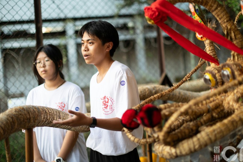 黄同学(右)指心情超激动又安慰,能亲手舞动凝聚大家心血的火龙深感荣幸。