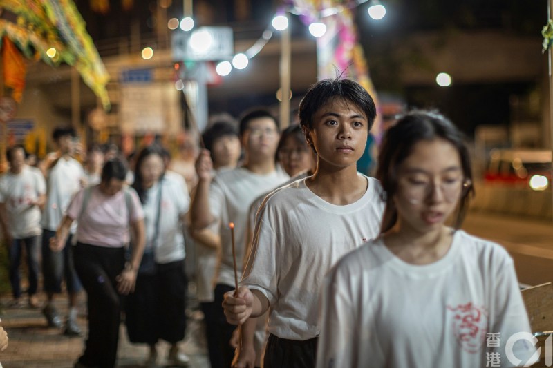 黄同学笑称,巡游时虽然数千炷香火浓烟扑鼻、烟燻双眼,又吸入不少香灰,但丝毫不减兴奋。