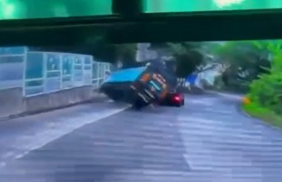 車CAM｜荃錦交匯處貨車翻側險壓私家車 網民：私家車司機要還神-硕谷新闻聚合