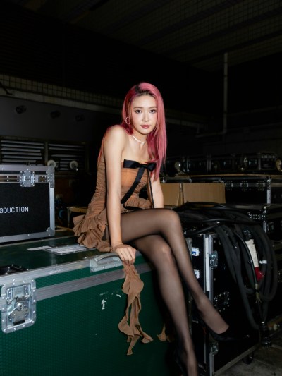 戴祖儀後台秀性感黑絲長腿！歌手Joey與「胡小美」雙重身份亮相-硕谷新闻聚合