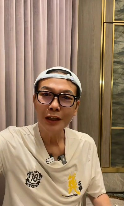钱小豪携弟陪母过节，神秘表弟现身酷似钱嘉乐-硕谷新闻聚合