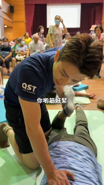 焦浩軒投身長者拉筋義工　零距離貼心指導獲網民盛讚暖男-硕谷新闻聚合